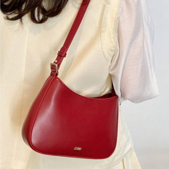 Elegant Red Leather Shoulder Bag - Picture 1 of 9